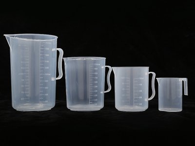 廠家直供塑料量杯實(shí)用級PP材質(zhì)量杯帶刻度量杯250-2000ml批發(fā)